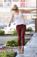 GWEN STEFANI Arrives at Her Acupuncture Clinic in Los Angeles 1303