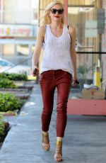 GWEN STEFANI Arrives at Her Acupuncture Clinic in Los Angeles 1303