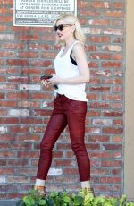 GWEN STEFANI Arrives at Her Acupuncture Clinic in Los Angeles 1303