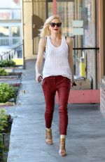 GWEN STEFANI Arrives at Her Acupuncture Clinic in Los Angeles 1303