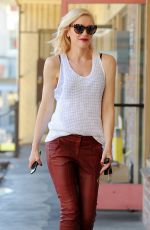 GWEN STEFANI Arrives at Her Acupuncture Clinic in Los Angeles 1303