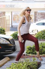 GWEN STEFANI Arrives at Her Acupuncture Clinic in Los Angeles 1303