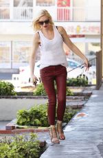GWEN STEFANI Arrives at Her Acupuncture Clinic in Los Angeles 1303