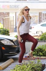 GWEN STEFANI Arrives at Her Acupuncture Clinic in Los Angeles 1303