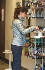JENNIFER GARNER Shoping at Beaming Store in Santa Monica