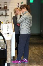 JENNIFER GARNER Shoping at Beaming Store in Santa Monica