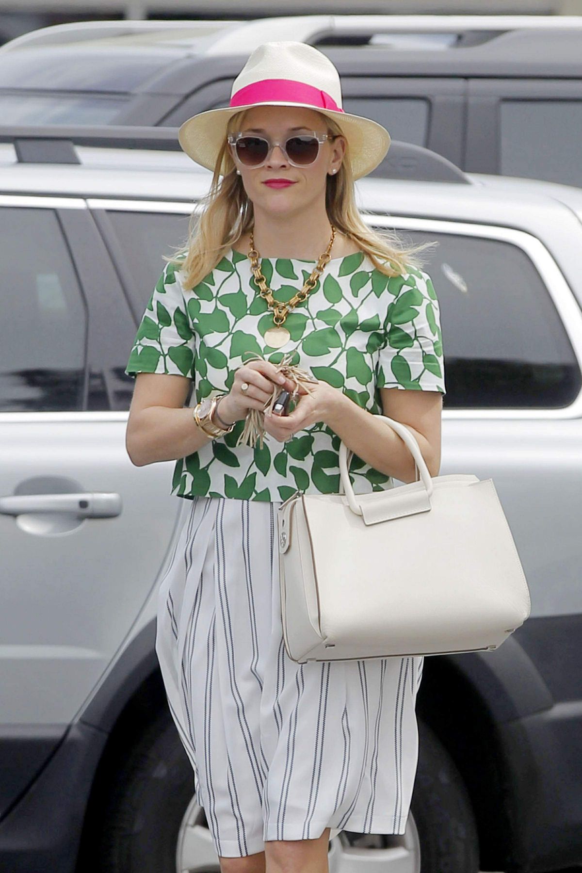 REESE WITHERSPOON Out and About in Brentwood 1703 REESE WITHERSPOON Out and About in Brentwood 1703