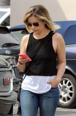SARAH MICHELLE GELLAR in Jeans Out Shopping in Los Angeles 1603
