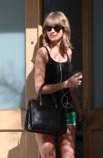 TAYLOR SWIFT Leaves Her Mother