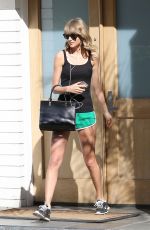 TAYLOR SWIFT Leaves Her Mother