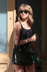 TAYLOR SWIFT Leaves Her Mother