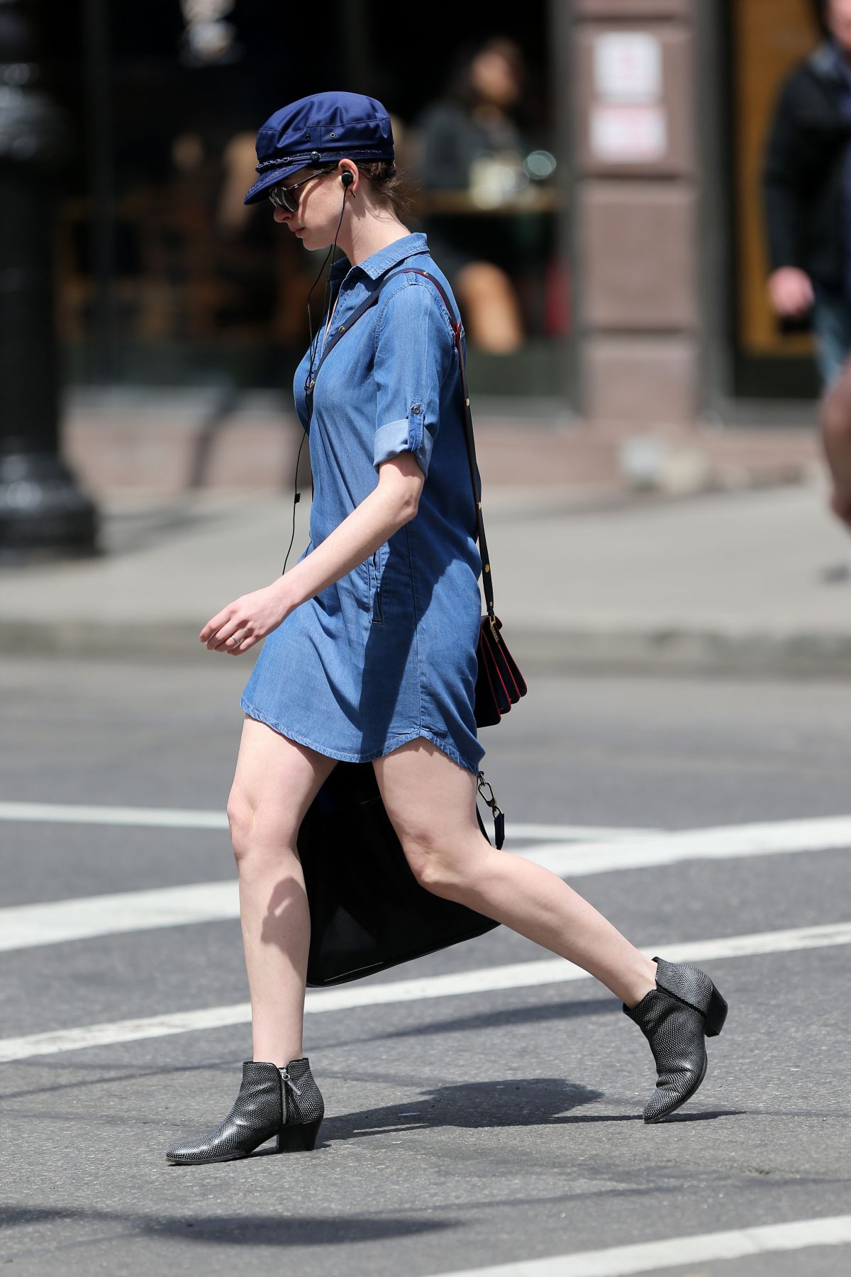 ANNE HATHAWAY Out and About in New York 04/18/2015 ANNE HATHAWAY Out and About in New York 04/18/2015