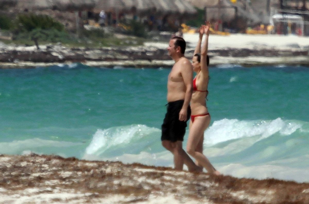 carla-gugino-in-bikini-at-a-beach-in-cancun_16.