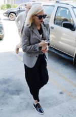 GWEN STEFANI at Acupuncture Clinic in Los Angeles