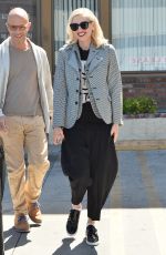 GWEN STEFANI Leaves a Acupuncture Clinic in Los Angeles