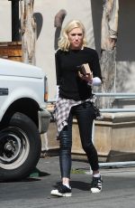 GWEN STEFANI Leaves Paquito Mas Restaurant in Sherman Oaks