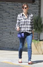 JENNIFER GARNER Shopping at Farmer