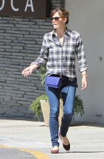 JENNIFER GARNER Shopping at Farmer