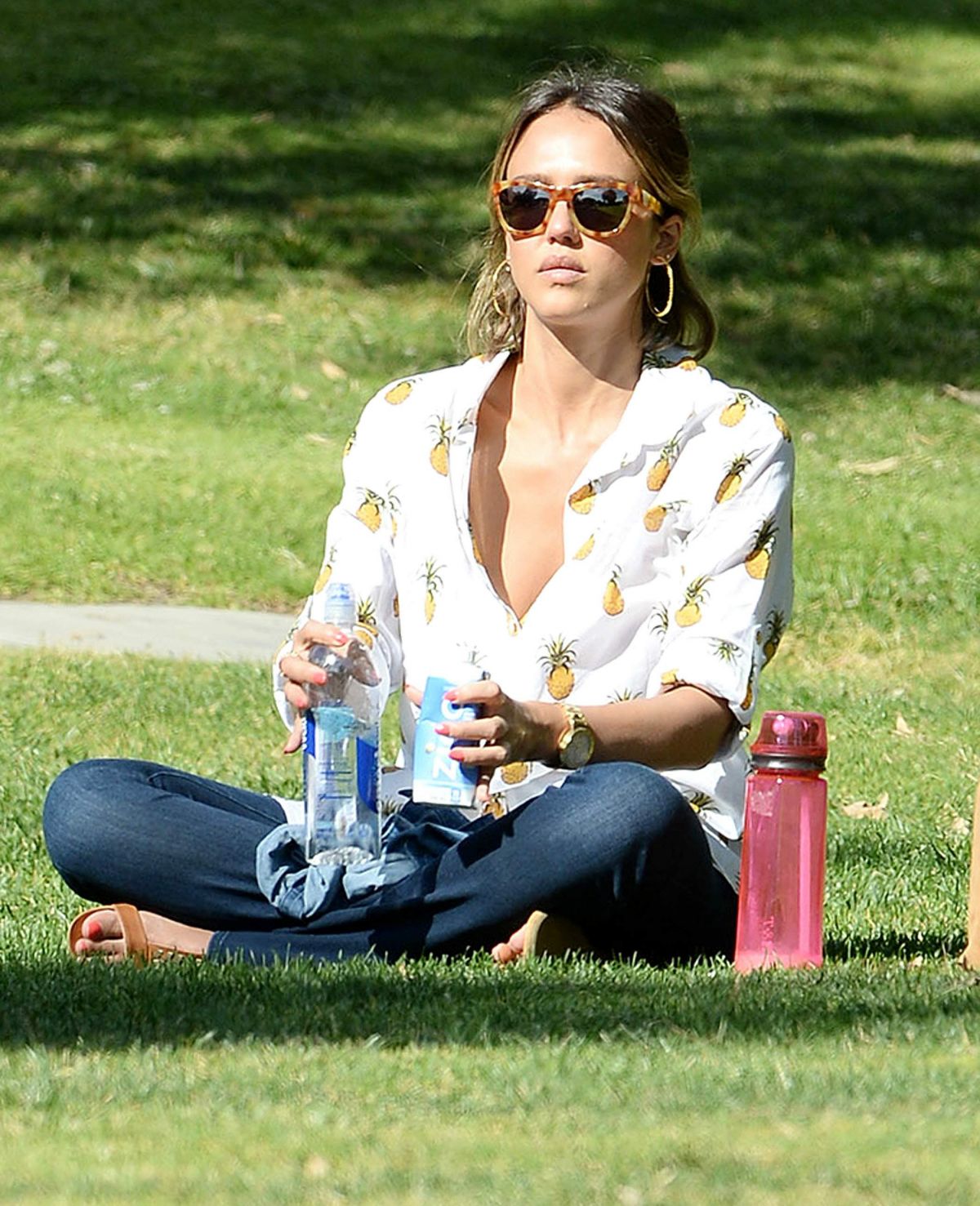 JESSICA ALBA at Coldwater Canyon Park in Beverly Hills 04/18/2015 JESSICA ALBA at Coldwater Canyon Park in Beverly Hills 04/18/2015