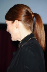 JULIANNE MOORE at The Julianne Moore and Jay Roach Photo Call