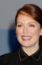 JULIANNE MOORE at The Julianne Moore and Jay Roach Photo Call