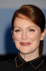 JULIANNE MOORE at The Julianne Moore and Jay Roach Photo Call
