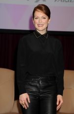 JULIANNE MOORE at The Julianne Moore and Jay Roach Photo Call