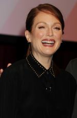 JULIANNE MOORE at The Julianne Moore and Jay Roach Photo Call
