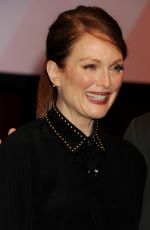 JULIANNE MOORE at The Julianne Moore and Jay Roach Photo Call