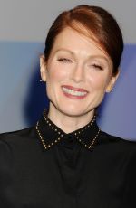 JULIANNE MOORE at The Julianne Moore and Jay Roach Photo Call