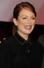 JULIANNE MOORE at The Julianne Moore and Jay Roach Photo Call