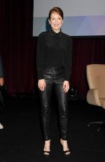 JULIANNE MOORE at The Julianne Moore and Jay Roach Photo Call
