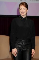 JULIANNE MOORE at The Julianne Moore and Jay Roach Photo Call
