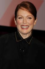 JULIANNE MOORE at The Julianne Moore and Jay Roach Photo Call