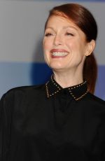 JULIANNE MOORE at The Julianne Moore and Jay Roach Photo Call