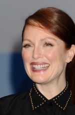 JULIANNE MOORE at The Julianne Moore and Jay Roach Photo Call