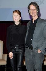 JULIANNE MOORE at The Julianne Moore and Jay Roach Photo Call