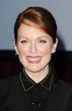JULIANNE MOORE at The Julianne Moore and Jay Roach Photo Call