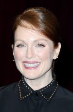 JULIANNE MOORE at The Julianne Moore and Jay Roach Photo Call
