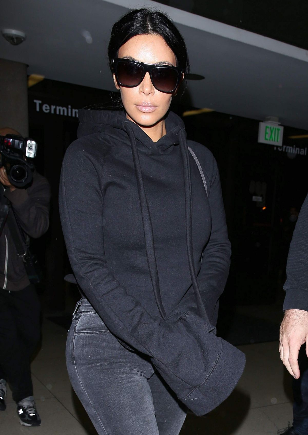 KIM KARDASHIAN Arrives at LAX Airport in Los Angeles 04/20/2015 KIM KARDASHIAN Arrives at LAX Airport in Los Angeles 04/20/2015