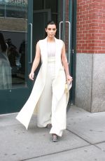 KIM KARDSHIAN Lleaves Her Apartment in New Aork 04/24/2015
