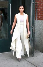 KIM KARDSHIAN Lleaves Her Apartment in New Aork 04/24/2015