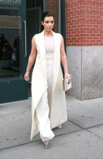 KIM KARDSHIAN Lleaves Her Apartment in New Aork 04/24/2015