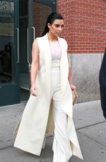 KIM KARDSHIAN Lleaves Her Apartment in New Aork 04/24/2015