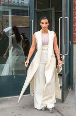 KIM KARDSHIAN Lleaves Her Apartment in New Aork 04/24/2015