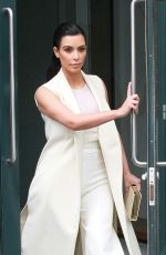 KIM KARDSHIAN Lleaves Her Apartment in New Aork 04/24/2015