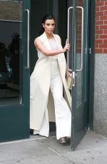 KIM KARDSHIAN Lleaves Her Apartment in New Aork 04/24/2015