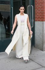 KIM KARDSHIAN Lleaves Her Apartment in New Aork 04/24/2015