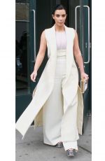 KIM KARDSHIAN Lleaves Her Apartment in New Aork 04/24/2015