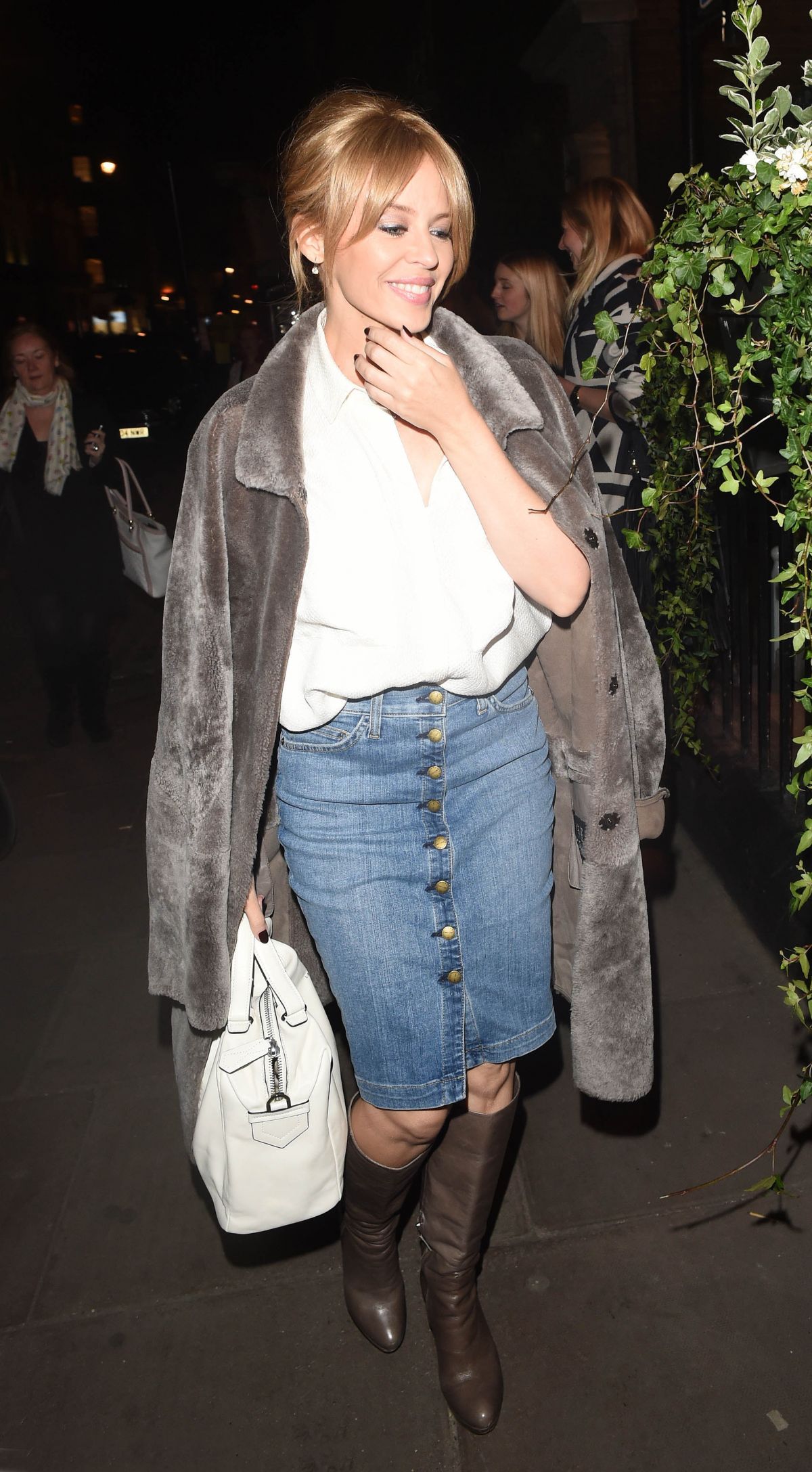 KYLIE MINOGUE Arrives at Town House Restaurant in London KYLIE MINOGUE Arrives at Town House Restaurant in London